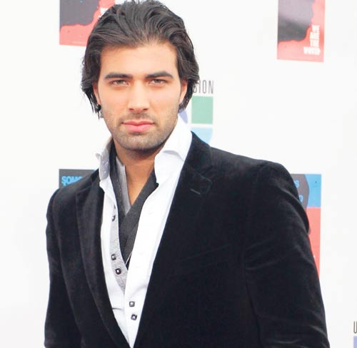 <p>Jencarlos Canela. Una camisa que sea más oscura que tu traje también puede funcionar. Una camisa azul oscura, marrón oscura o negra debajo de un saco lucen muy bien.</p>