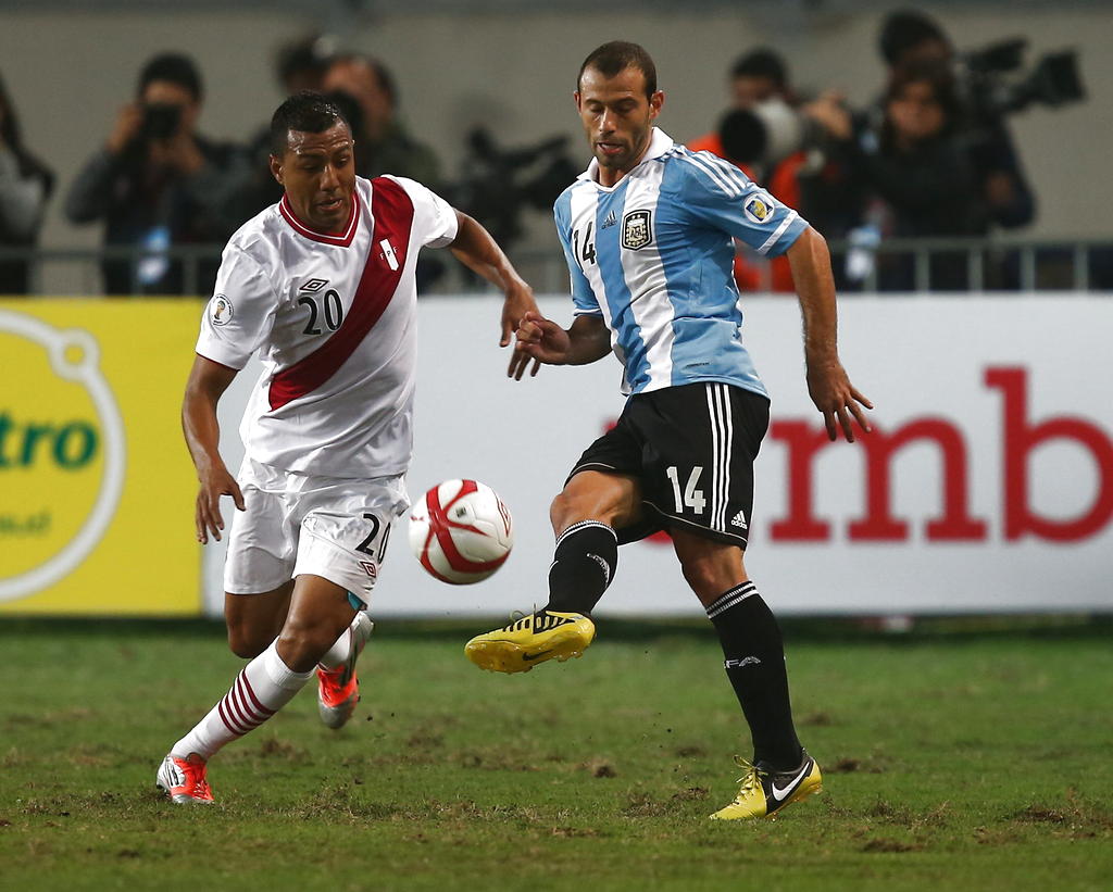 uis Ramírez disputa el balón con Javier Mascherano (d) de Argentina. Foto/EFE<br>
