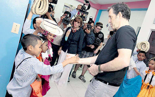 <p>Saludo. Un firme apretón de manos con el grupo típico. </p>