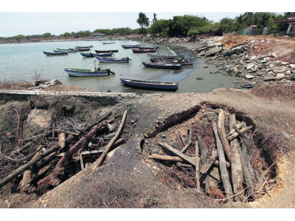 Las olas golpean con fuerza las embarcaciones pesqueras del lugar.(Noriel Gutiérrez)