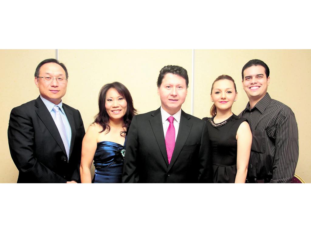 Spencer Huang, Nancy Lu, Fidel Ulloa, Miguel Galdames y Verónica de Galdames.()