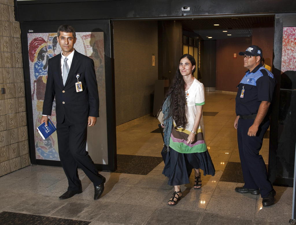 Yoani Sánchez a su llegada a Brasil. Foto/EFE.<br>