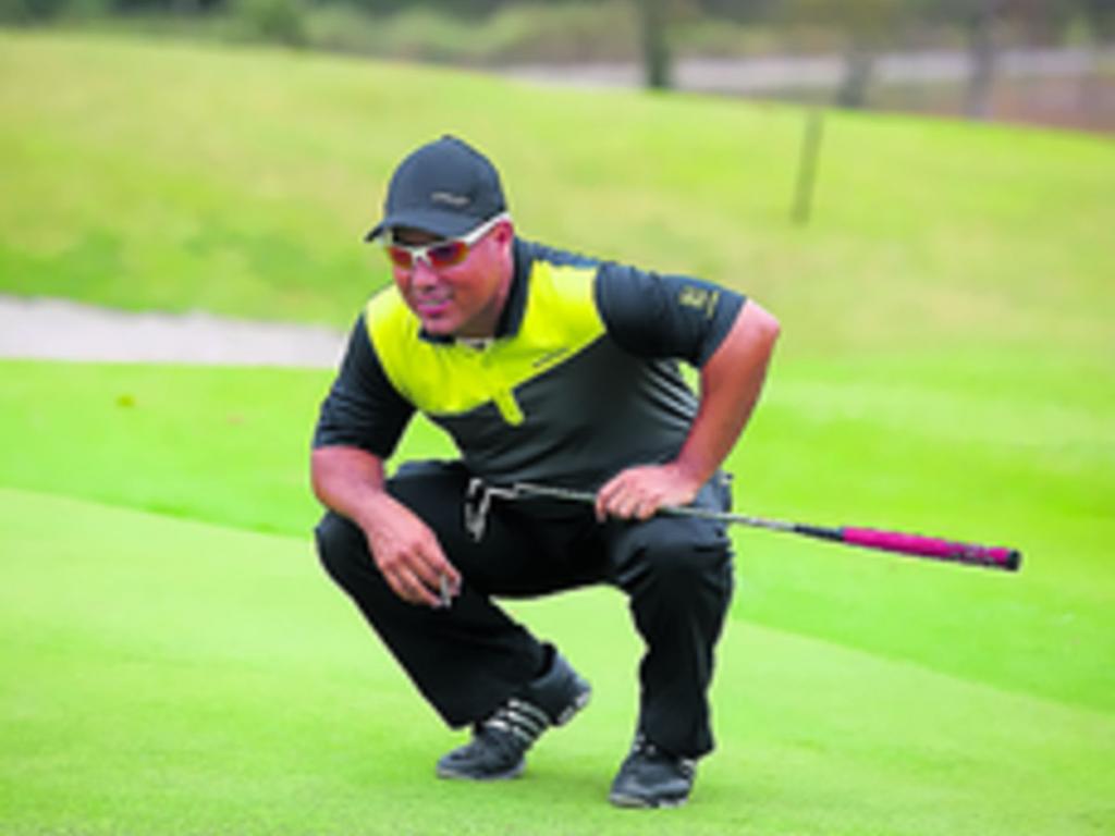 2. Nelson Ruiz se prepara para embocar la pelota en uno de los hoyos.