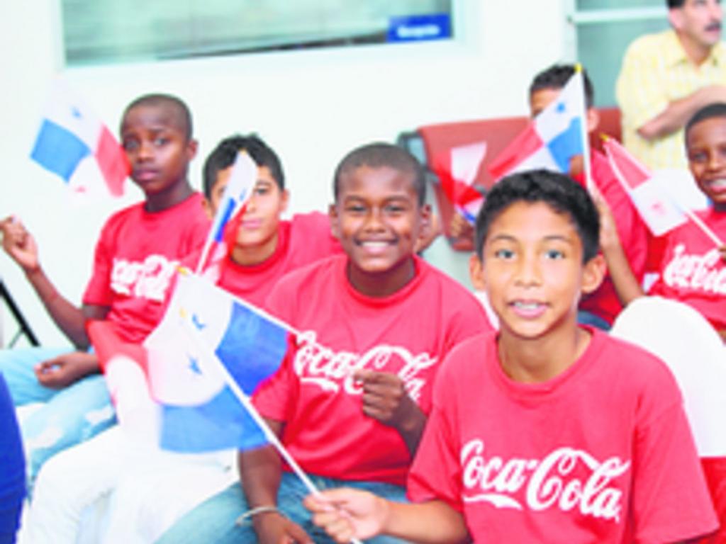 6. El equipo campeón del Mundial del Barrio, Panamá Metro, estuvo presente.