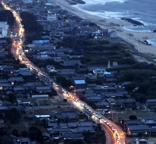 <p>Enorme fila de autos saliendo de Fukushima.</p>