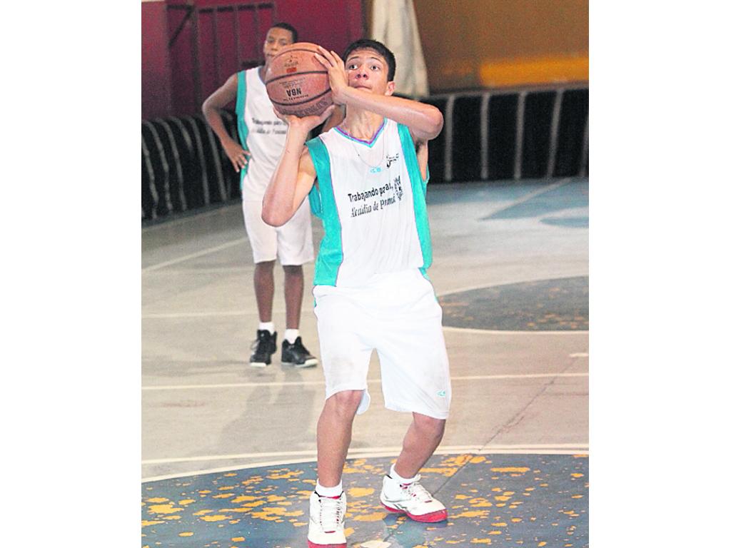 Jugada. El baloncesto dejó sin aliento.(FRANCISCO GONZÁLEZ)