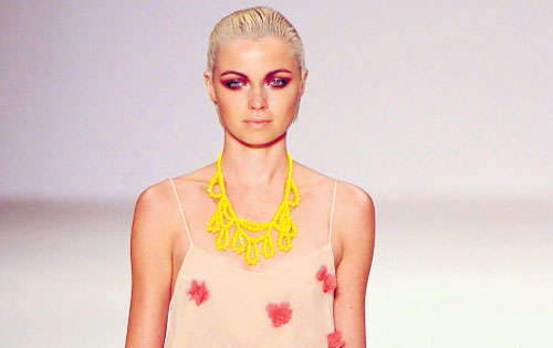 <p>Atuendo. Las transparencias son las elegidas para hacer creaciones inimaginables. Úselas con jeans o faldas.</p>