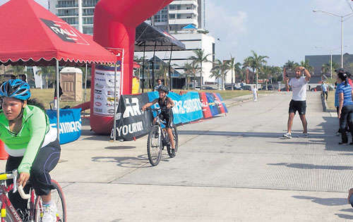<p>Futuro. Farah promete mucho en el triatlón. </p>
