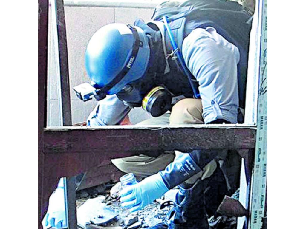 Un investigador de la ONU recoge muestras de armas químicas utilizadas en Siria.(EFE)