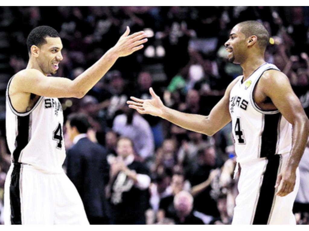 Tony Parker (con la bola) fue sometido ayer a un examen de resonancia magnética que confirmó que sufre un ligero tirón muscular en la pierna derecha, pero no le impedirá jugar el cuarto partido de la final.