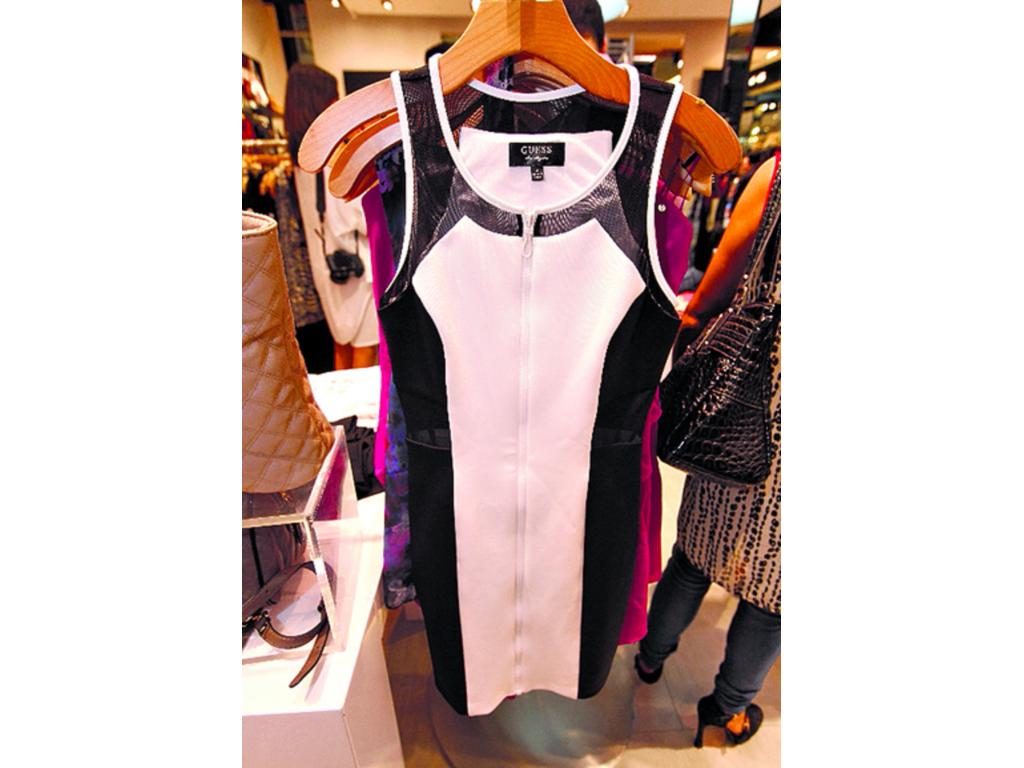 Guess. Minivestido con cremallera adelante en tonos blanco y negro de la línea Sexy Without Questions, un obsequio para esa madre moderna y sensual.