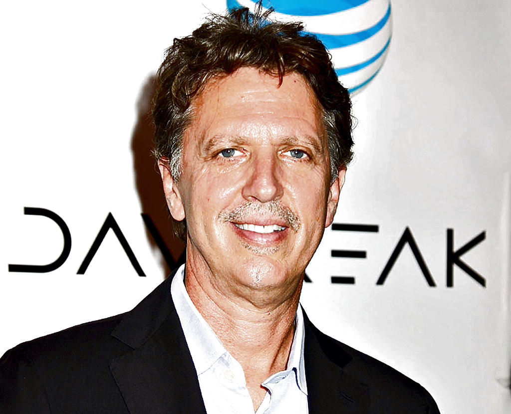 Tim Kring. Es el creador de series de televisión como: Héroes, Crossing Jordan, Strange World y Touch.()