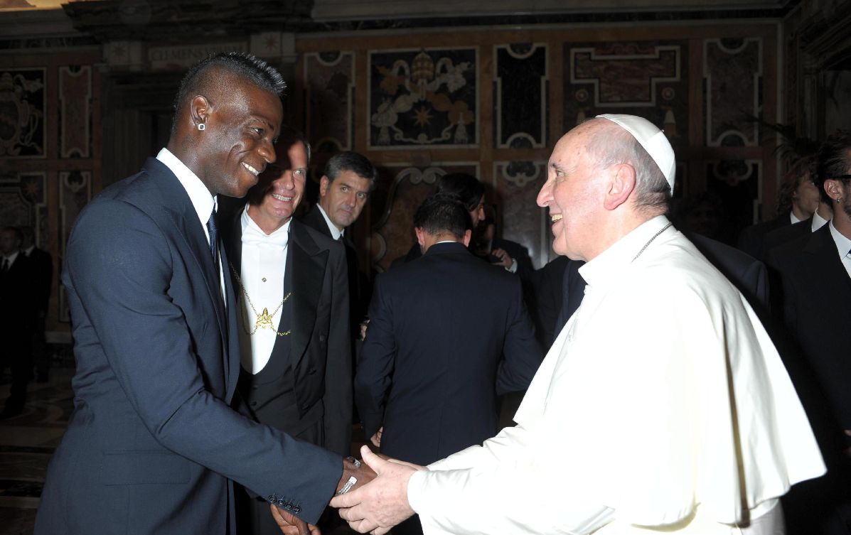El papa Francisco (d) mientras recibe al internacional italiano Mario Balotelli (i), durante una audiencia con las selecciones de Italia y Argentina en el Vaticano.Foto/EFE