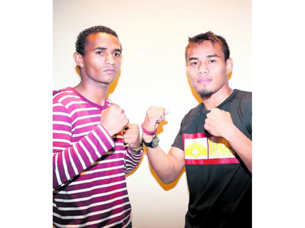 Roberto Vásquez en compañía de John Mark Apolinario (dcha.).(Anayansi Gamez)