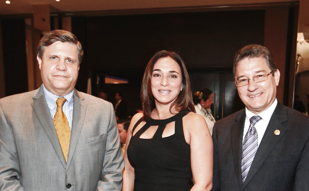 Carlos González, Michelle Carles y Carlos Voloj Pereira.()