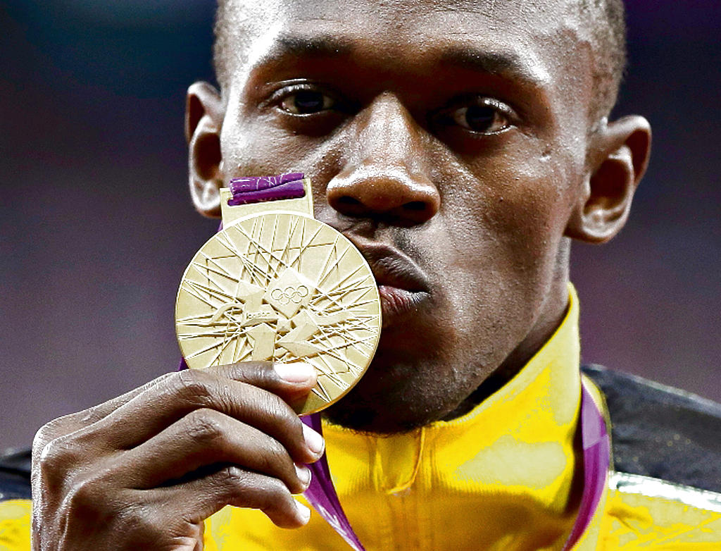 Ceremonia. Usain Bolt besó su segunda medalla de oro.(EFE)