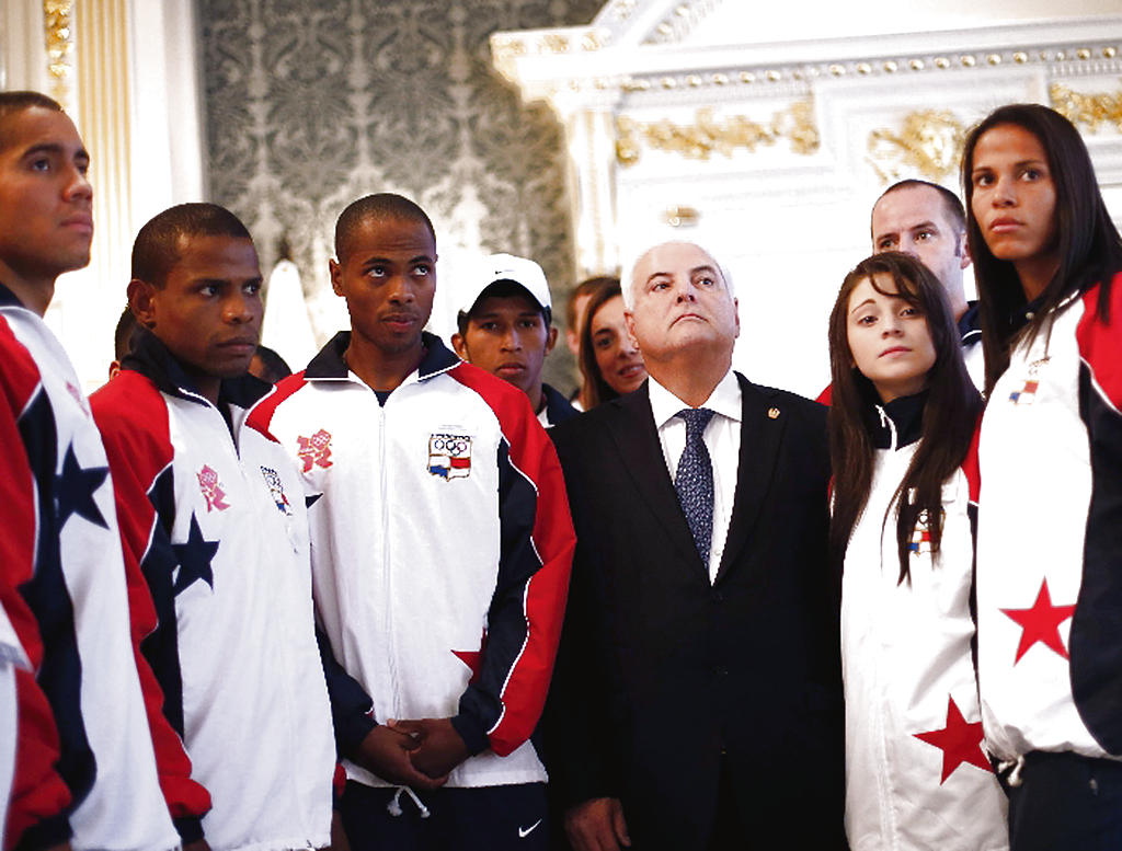 Momento. Martinelli junto a los atletas nacionales. ()