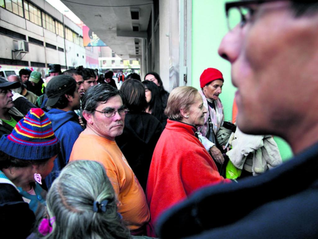Iván Martínez Acuña es un desempleado que toca la guitarra.(AP)