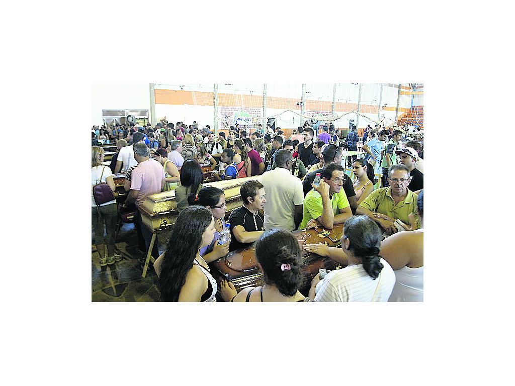 En el Centro Polideportivo identifican los cuerpos de las víctimas.(EFE)