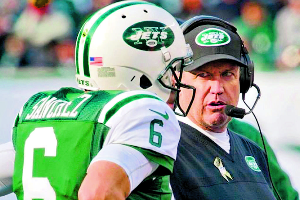 Equipo. El entrenador Rex Ryan (d) habla con Sánchez.(EFE)