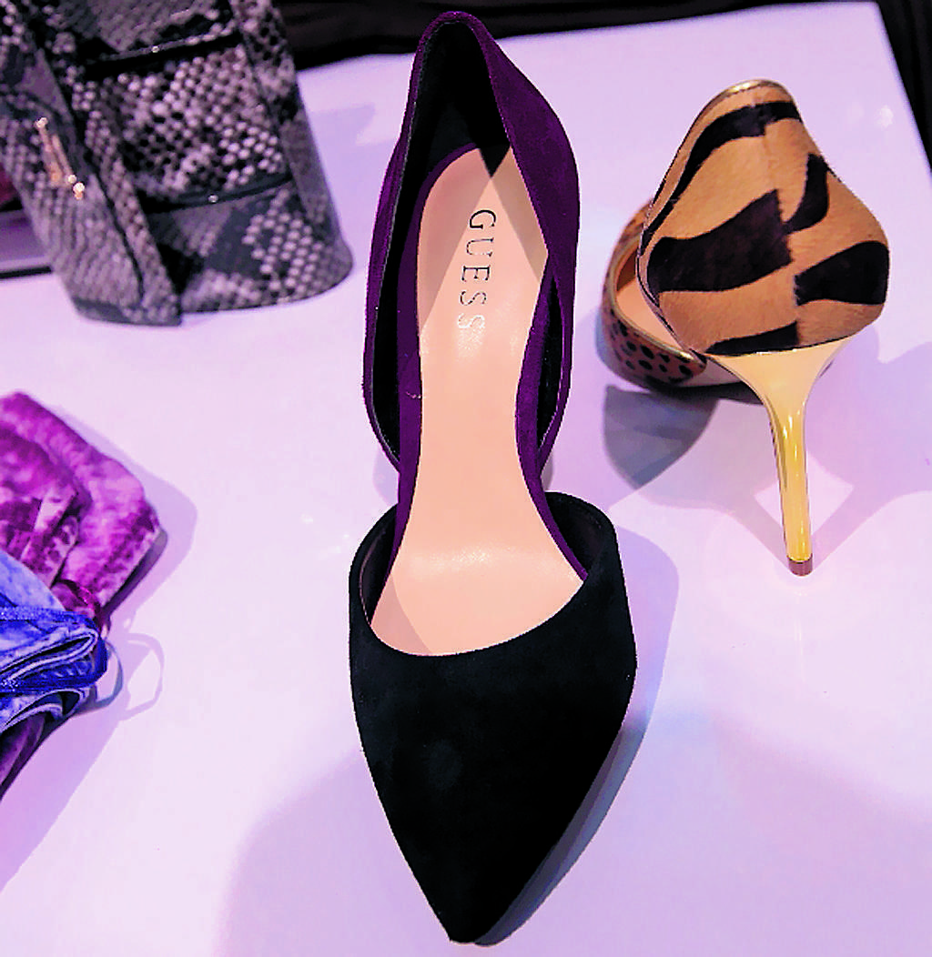 Guess. Estos zapatos vienen en dos tonos: rosado y negro, la combinación perfecta.()