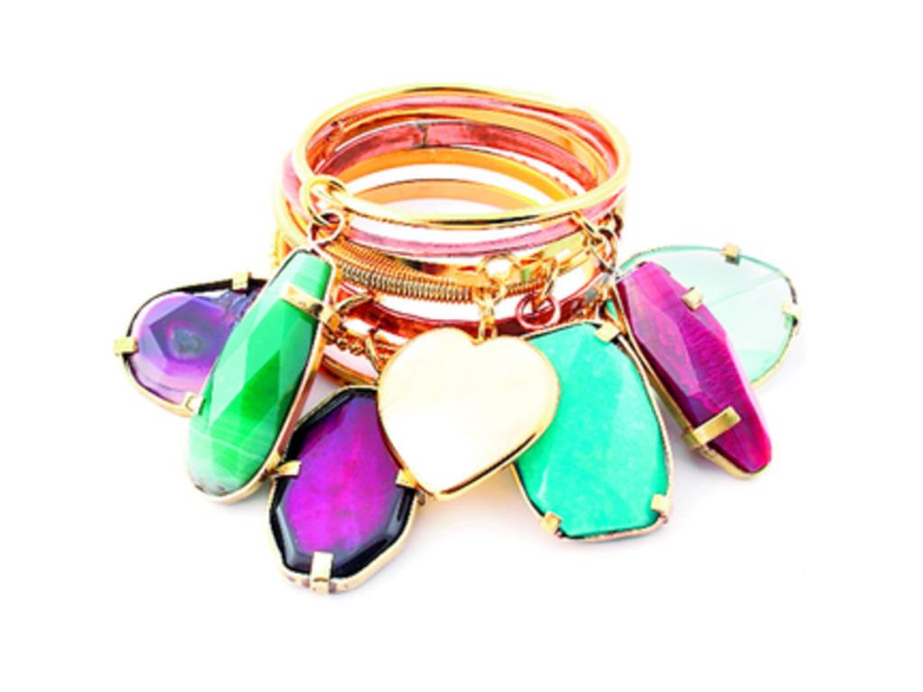 Pulsera semanario del armario de esta boutique de joyería. Los colores vibrantes junto al dorado se tomaron esta colección.