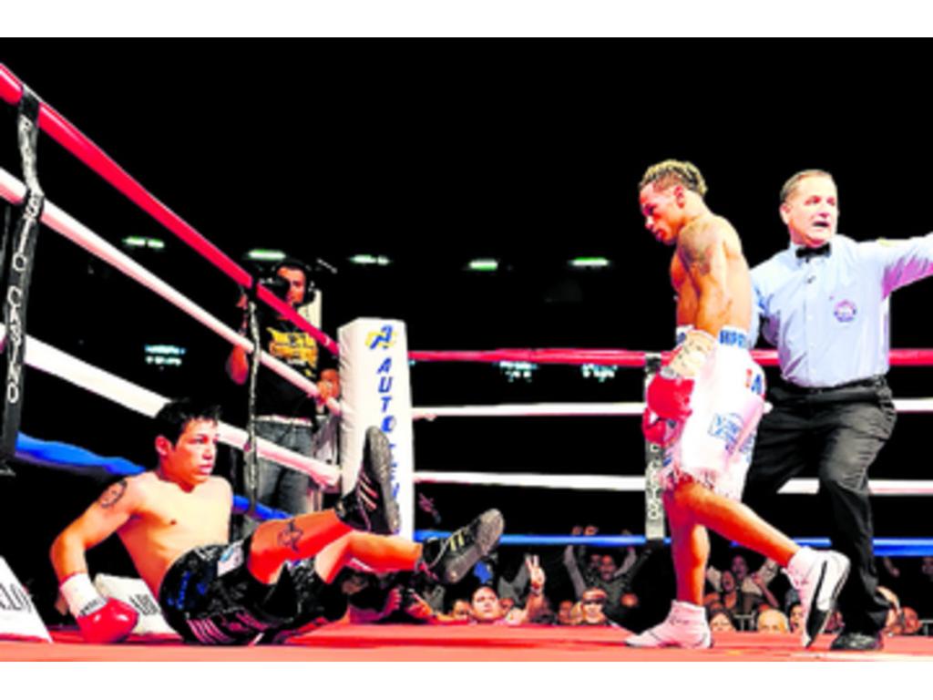 Ambos púgiles tocaron la lona en el primer asalto. Tyson Márquez ganó esa noche, en Panamá, la faja mosca absoluta de la AMB.(Foto; Archivo)