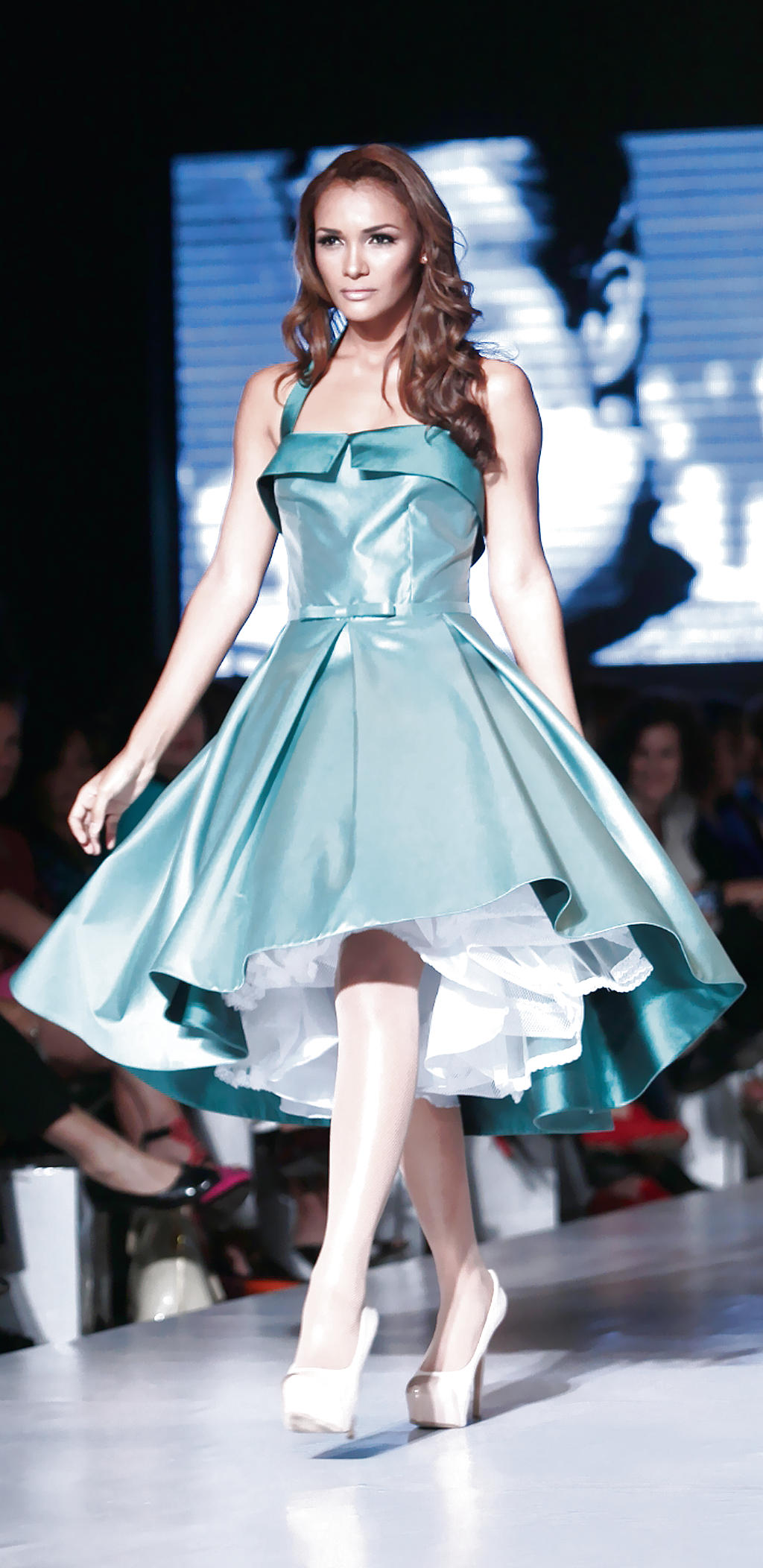 Temporada. Sus vestidos evocan glamour y son el complemento ideal para acaparar miradas en la noche.()