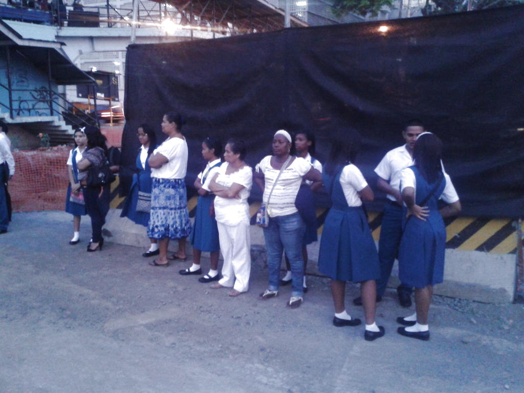 Losestudiantes llegan al colegio en compañía de sus hijos. Foto/Luis René Ábrego<br>
