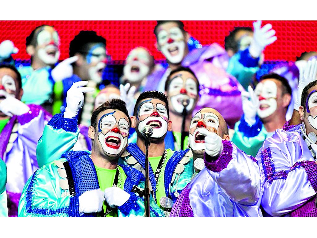 Varios componentes de la murga Los Mamelucos, durante la final del Concurso de Murgas del Carnaval de Tenerife 2013 celebrado ayer en el Recinto Ferial de Santa Cruz de Tenerife. ¡Una actividad maravillosa!()