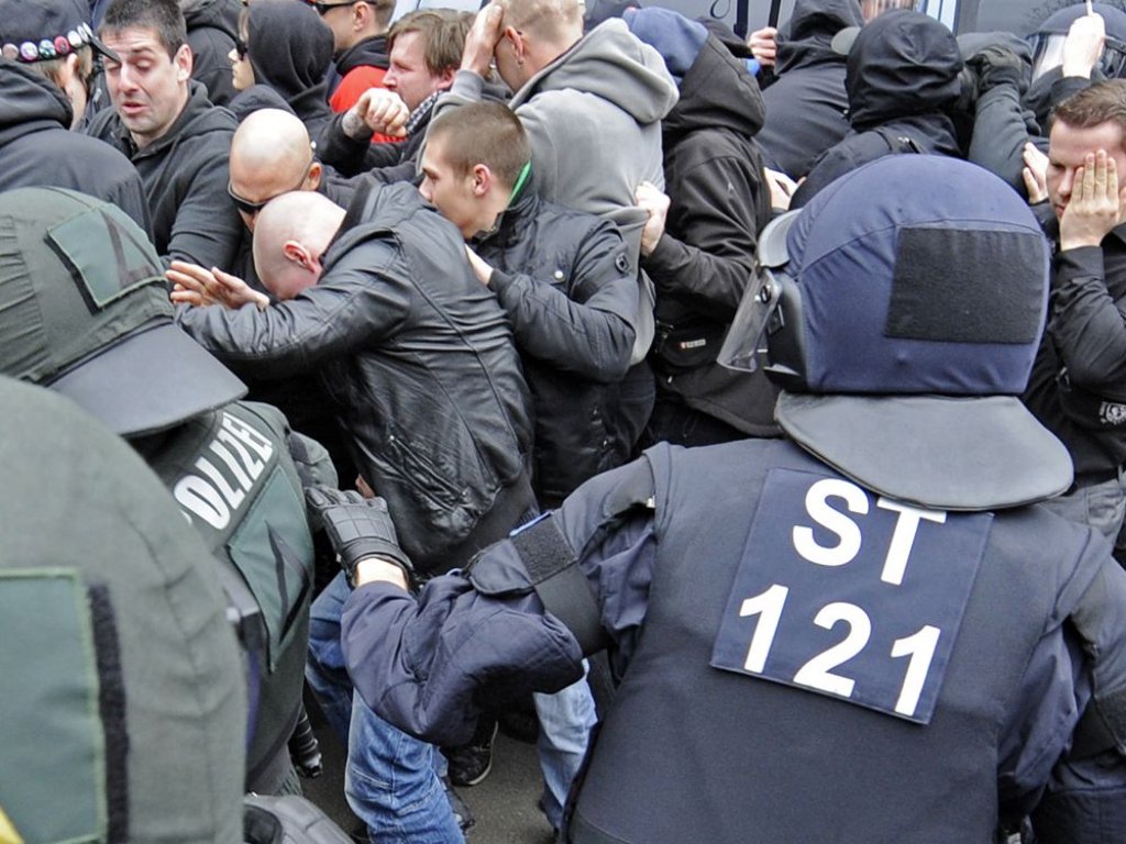 Sindicalistas se enfrentan a los agentes policiales, durante una protesta por el día del trabajador en Alemania.