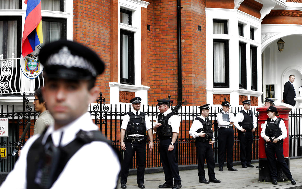 Scotland Yard hizo hoy público que ha gastado 2,9 millones de libras (3,3 millones de euros) durante los últimos ocho meses en vigilar la embajada de Ecuador en Londres. Foto/Archivo.<br>
