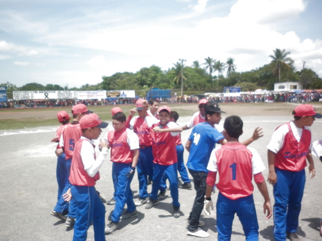 Los aguadulceños celebran el triunfo de los niños. Foto/Elena Valdez<br>