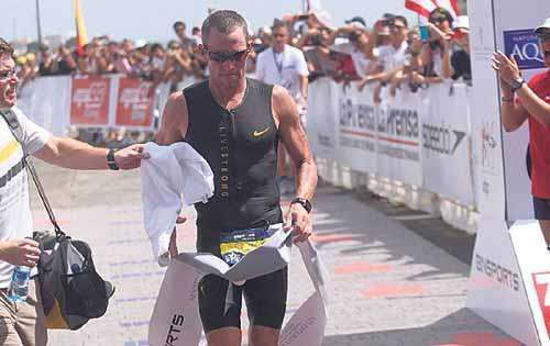 <p>Segundo. Armstrong cruza la meta final.</p>