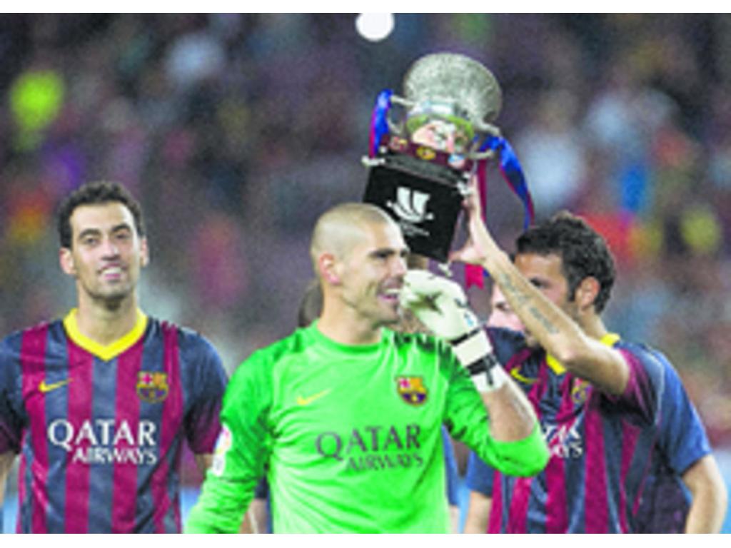 Víctor Valdés sonríe mientras celebra la conquista del título.(EFE)