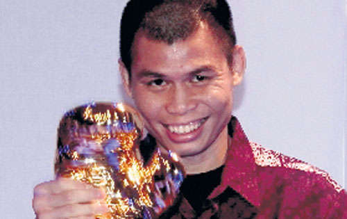 <p>Chris John, con su premio </p>