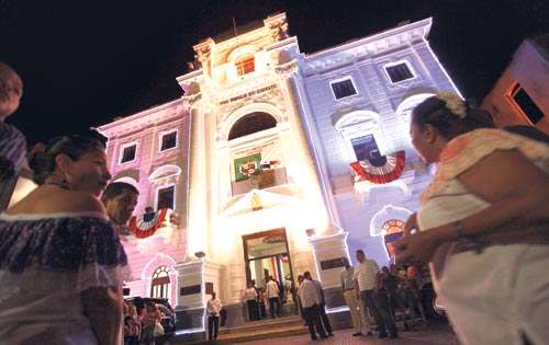 <p>Luces. El rojo y el azul iluminaron el Palacio Municipal.</p>