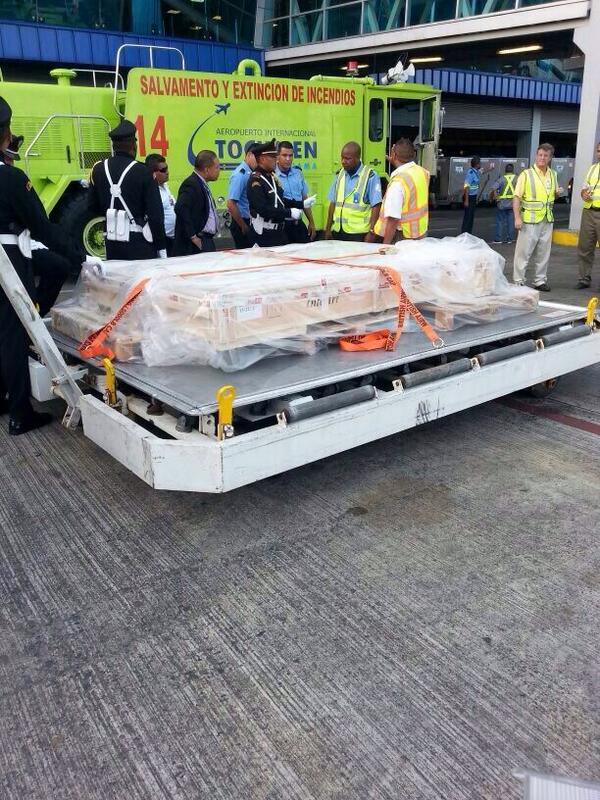 Momento cuando llega el pabellón nacional a la terminal aérea de Tocumen. Foto/Cortesía