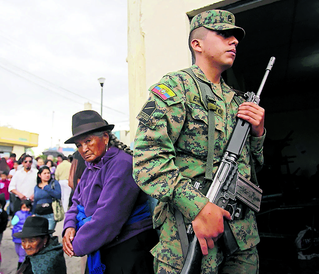 Efectivos militares y policiales se encargaron de la seguridad.(AP)