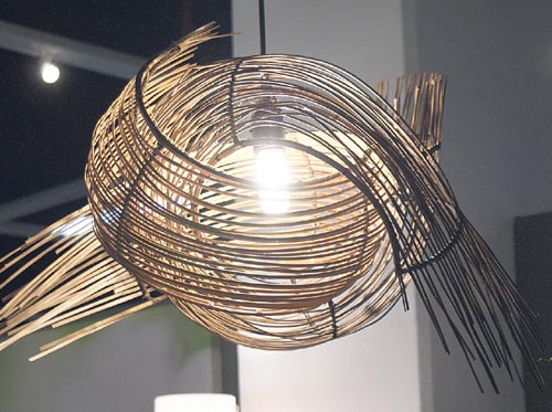 <p>Lámaparas. La chapa de madera es muy versátil. </p>