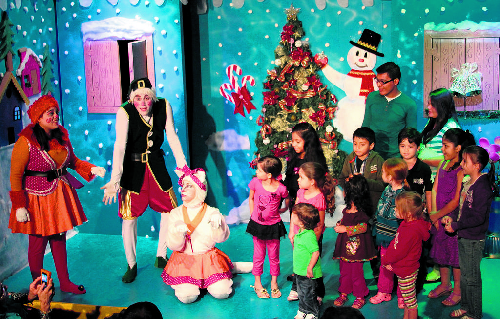Felices. El elenco y el público interactúan en la obra.(Omar Morales.)