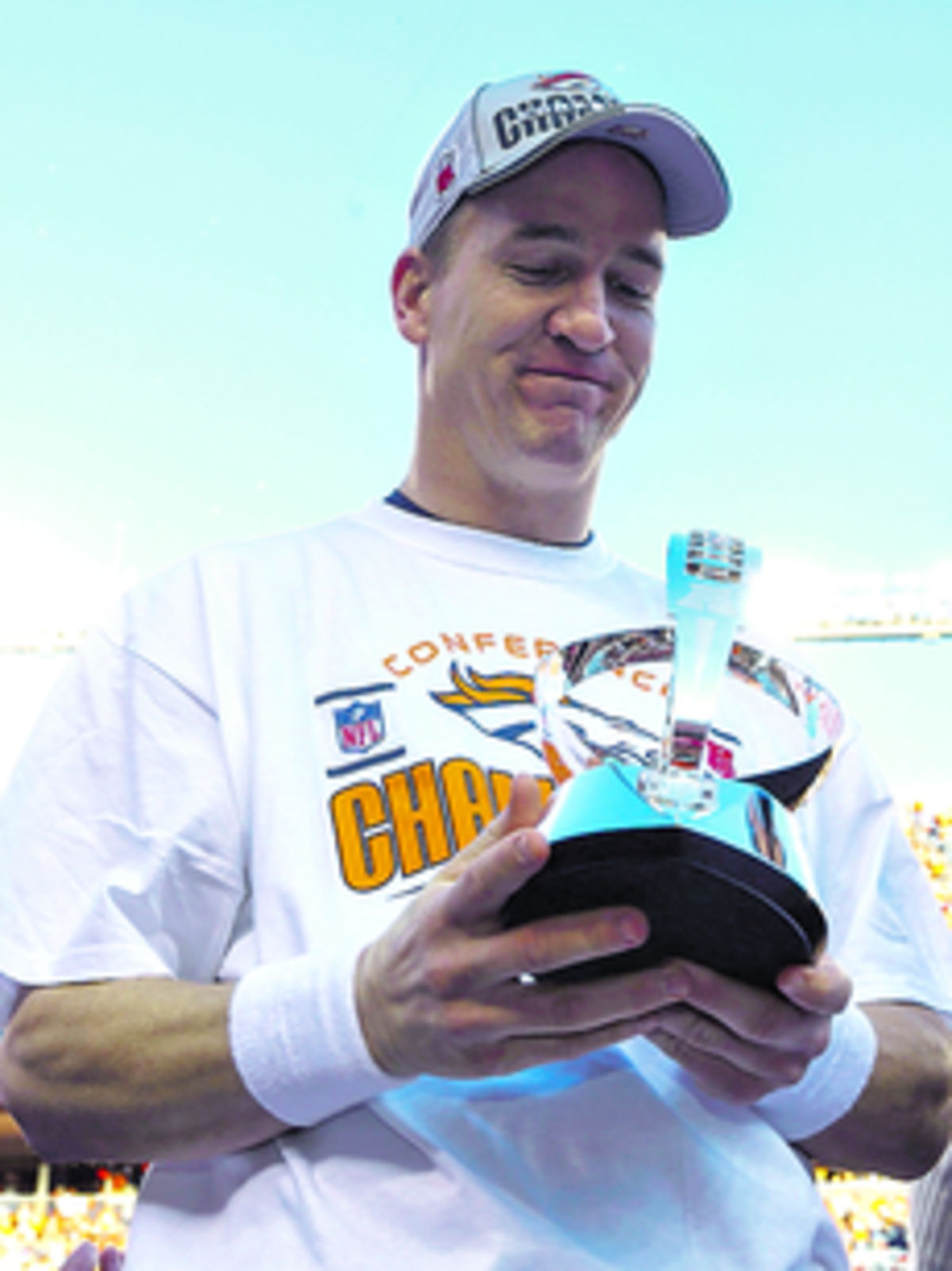 Peyton Manning y el trofeo de campeón de la Conferencia AFC.(AP)