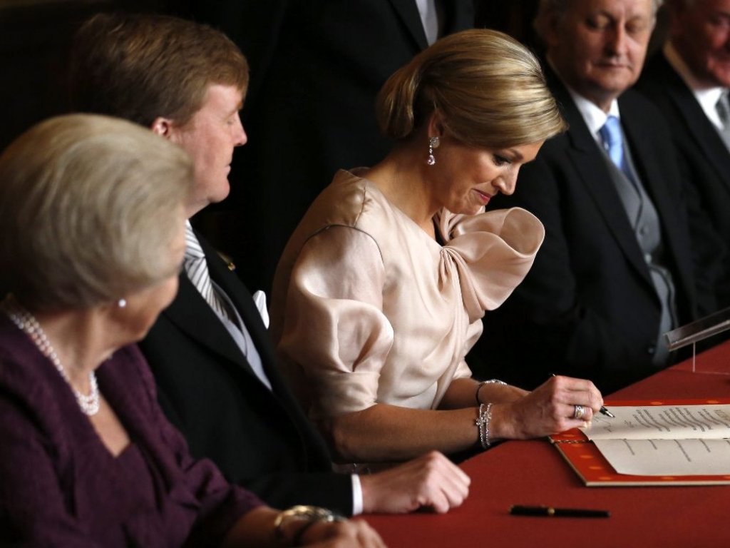 La princesa Máxima firma el acta de abdicación en presencia de la reina Beatriz de Holanda (i) y el príncipe Guillermo-Alejandro (2-i), durante la ceremonia celebrada en el Moseszaal del Palacio Real de Ámsterdam, Holanda. Foto/EFE