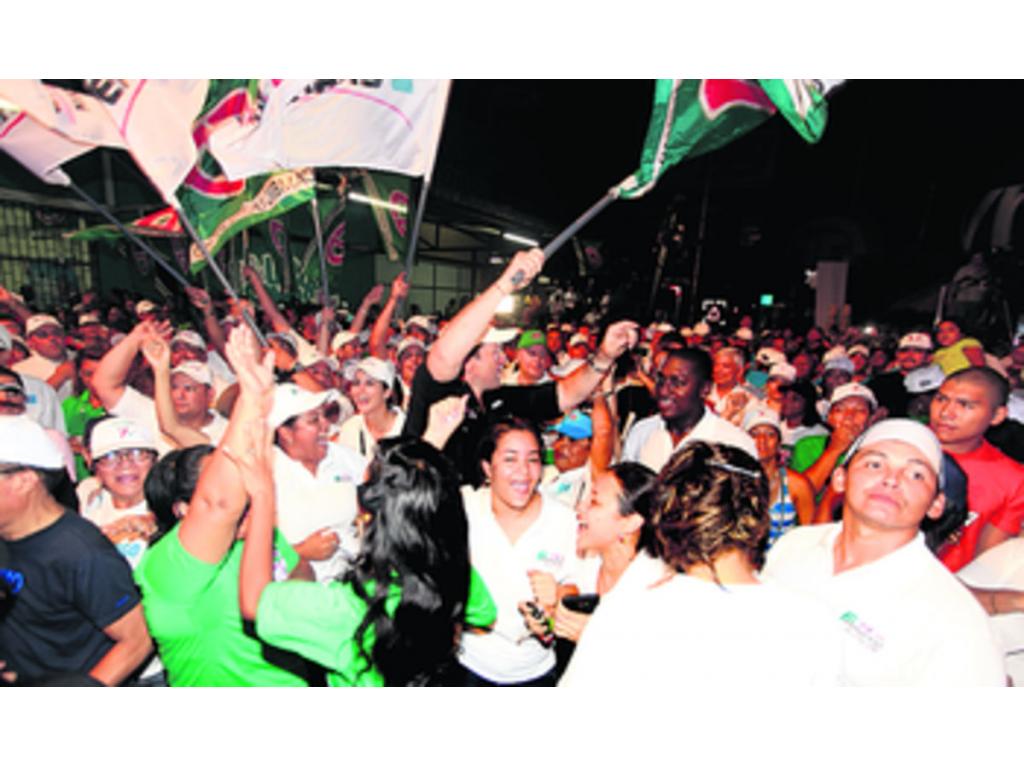 Miles de partidarios de Cambio Democrático celebraron en los predios de la sede, en Plaza Carolina. (Carlos Lemos)
