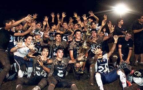 <p>Logro. Los Owls añaden un trofeo más a su vitrina.</p>