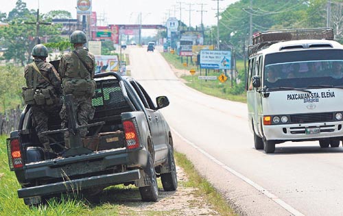 <p>Seguridad. El Ejército guatemalteco participan en la búsqueda de los asesinos de 27 labriegos.</p>