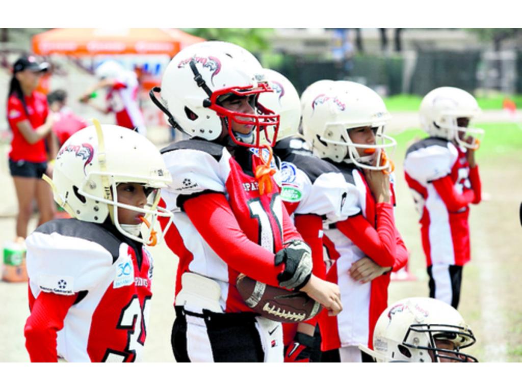 Los Spartans, listos para entrar al terreno de juego para enfrentar a sus rivales.(Anayansi Gamez)