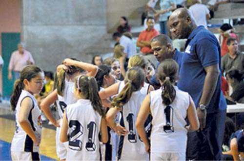 <p>Instrucción. Frank Holness hijo (Izq.) y Alfonso Stoute hablan con las jugadoras de la AIP de la Sub-10.</p>