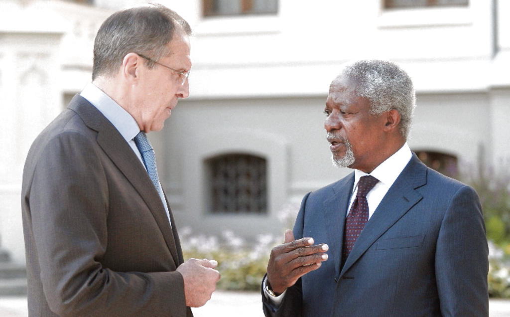Hechos. Serguéi Lavrov (izq.) conversa con Kofi Annan.(EFE)