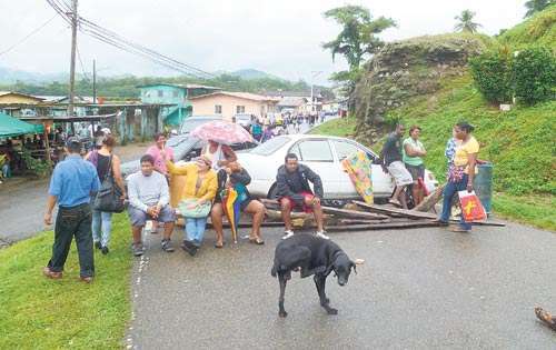 <p>Protestas. Los residentes bloqueron la vía.</p>
